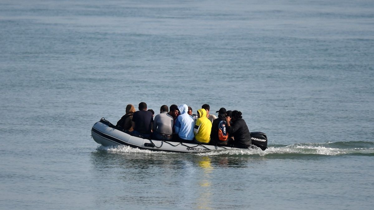 Británie hlásí nejvíce migrantů na člunech za jeden den